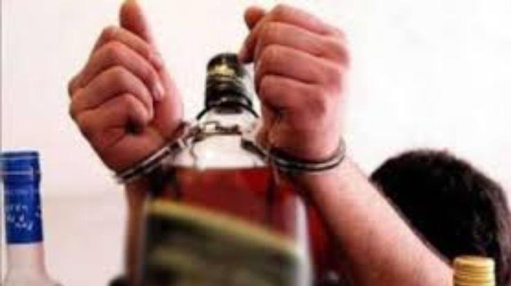 Jaswan: Sansarpur Terrace police caught 24 bottles of country liquor from a passerby