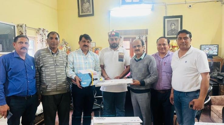 Dehra: Zilla Parishad Ishan Sharma gave fans to government schools