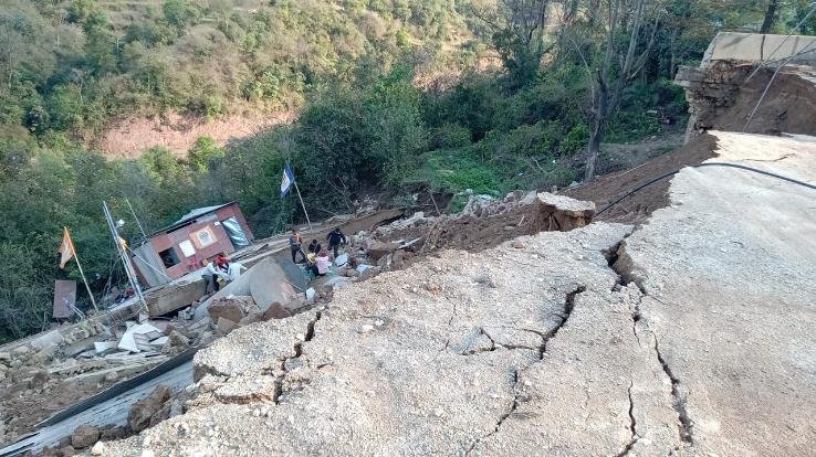 Petrol pump sunk in Jepla on Kunihar-Nalagarh road