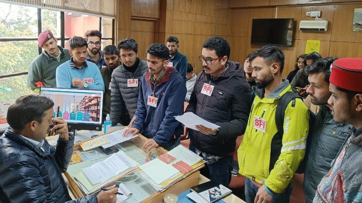 Shimla: SFI gheraoed the Controller of Examinations regarding the problems of the students.