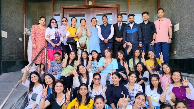  Kangra: 100 girl students of Sharan College reached Pink City on educational tour