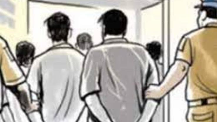 Dehra: Police caught 24 bottles of country liquor from a shopkeeper in Paragpur Nakki