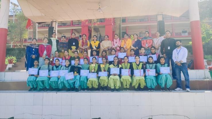 Kangra: Girl students of Sharan College performed brilliantly in Navrang program