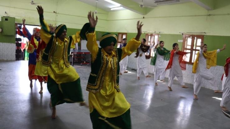 Sirmaur: School students engaged in preparations for Himachal Day