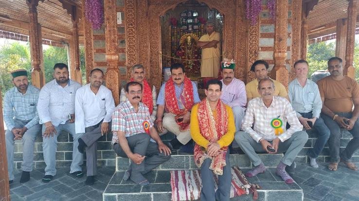 Rakkad: Jwalamukhi's MLA Sanjay Ratna bowed his head in the mother's place