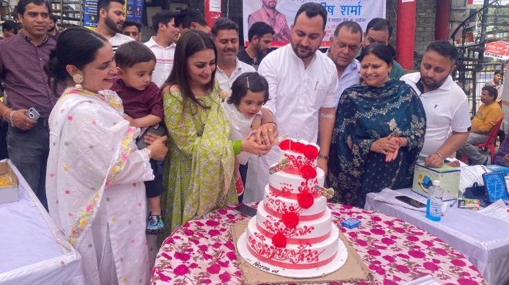 Hamirpur: Cake cut, sweets distributed on the birthday of MLA Ashish Sharma