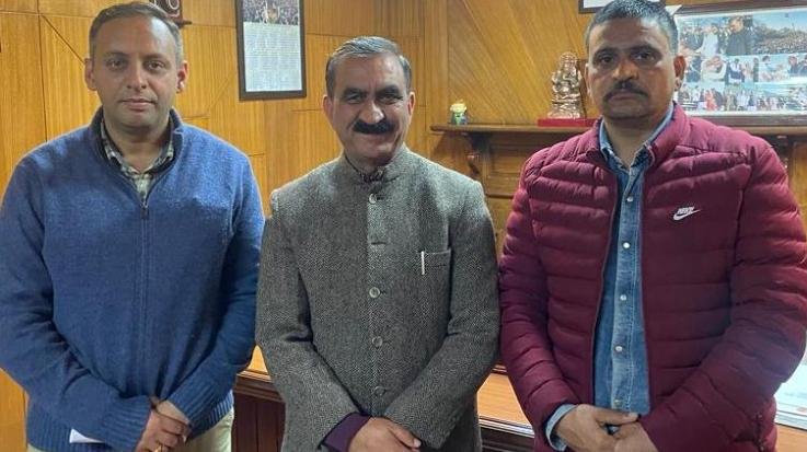 Shimla: AAP candidate Sudhir from Engine Ghar and Azad candidate from Kangnadhar Neelam join Congress