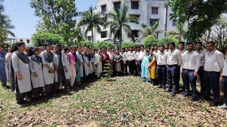  Hamirpur: On the occasion of Earth Day, children gave a message not to cut trees