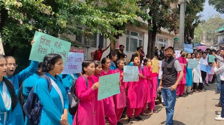 Dharamshala: JBT trainees take out fury rally from police ground to court