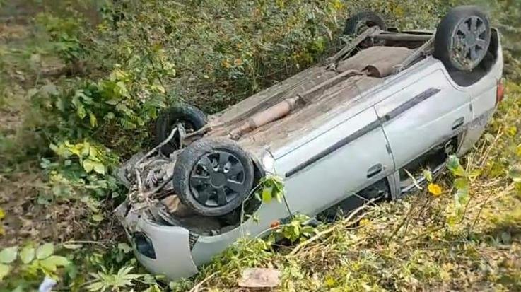 Jaswan Paragpur: Car overturned on the roadside in Sansarpur Terrace, two injured