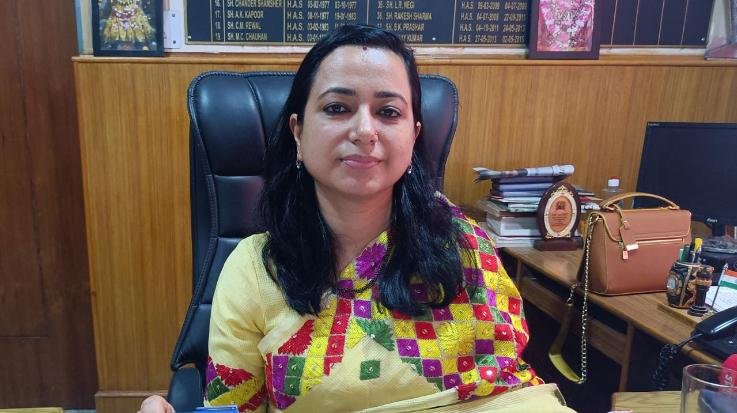 Dehra: Dehra's new SDM Shilpi Bekta took charge