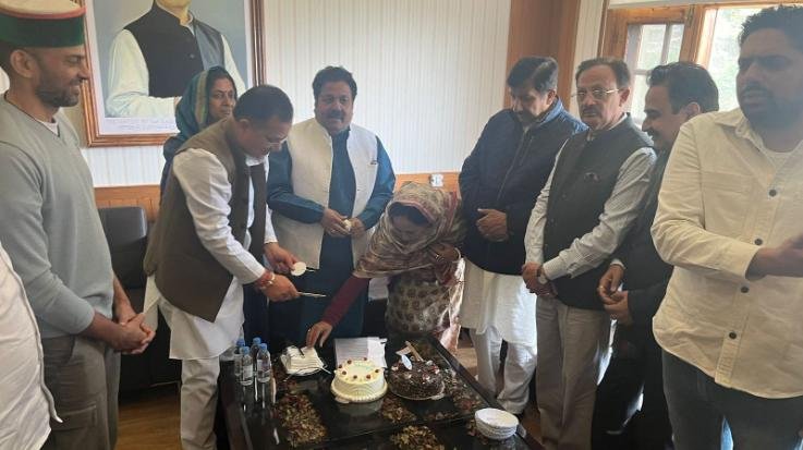 Shimla: Congress General Secretary Devendra Bushehri's birthday celebrated at Rajiv Bhawan
