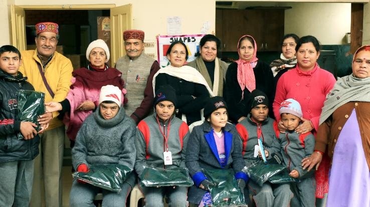 मोहन सिंह मेहता एवं शकुंतला मेहता ने 16 बच्चों को गरम स्वेटर किये वितरित