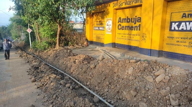 Dadasiba: Water pipe broken due to road side digging in Ara Chowk