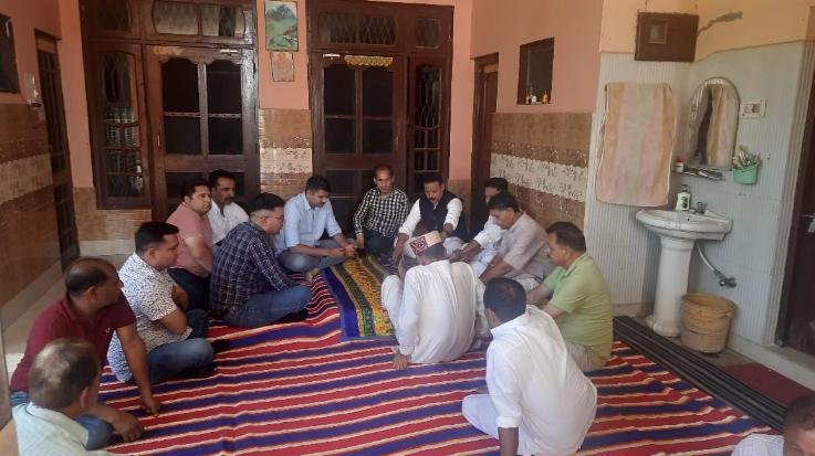 Indora: MLA Malendra Rajan gave 4 lakh consolation amount to the family of the late policeman 111