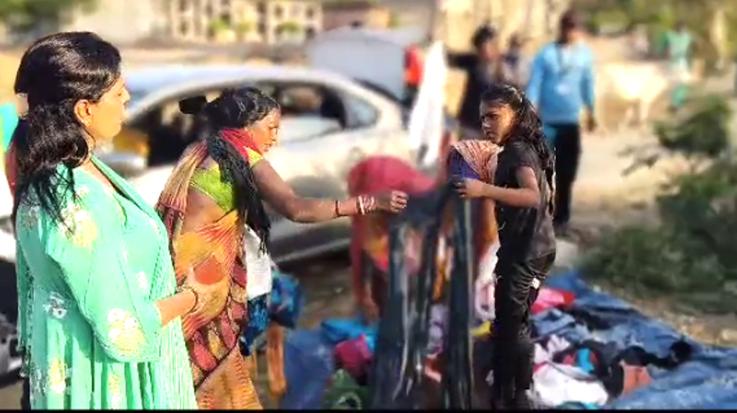 Sirmaur: Mera Gaon Mera Desh Sahara Sanstha distributed clothes in Labor Colony area