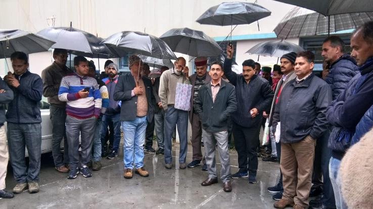  हिमाचल प्रदेश राज्य विद्युत परिषद कर्मचारी यूनियन ने किया धरना प्रदर्शन