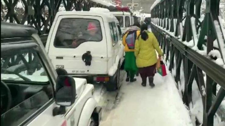 बर्फ़बारी से बंद पड़े मार्गो को शीघ्र बहाल करे प्रशासन : कश्यप