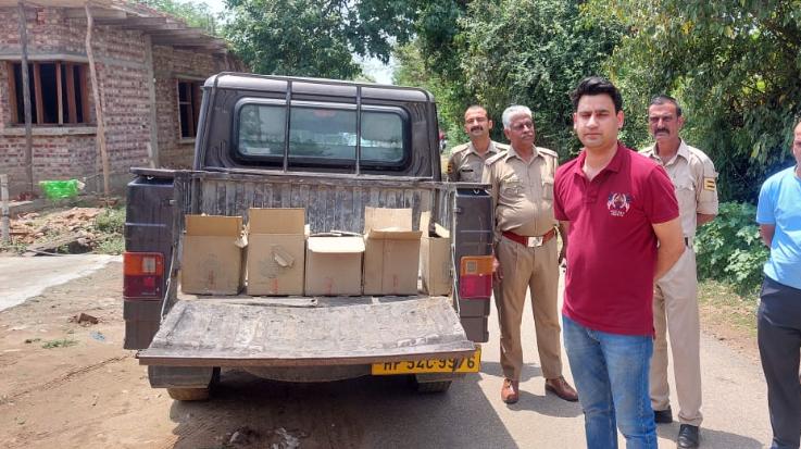  Dharamshala: Five boxes of country liquor recovered from a car near Baroh