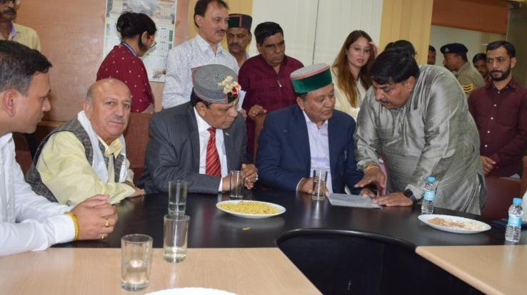 Solan: Dr. Shandil and Jagat Singh Negi know the functioning of Baghat Bank