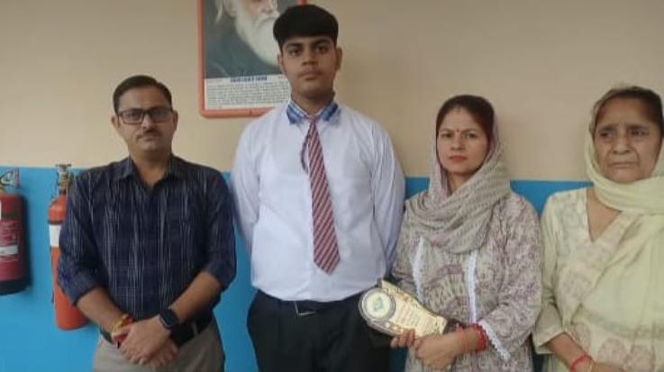  Jaisinghpur: Class X topper Harshit Chauhan honored at AIM Academy   111 123