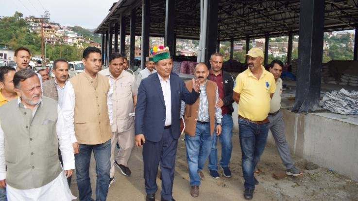Solan: Jagat Singh Negi inspected the fruit market in Solan