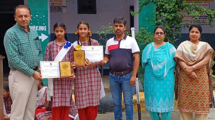 Girl students of Indora Girls School won first prize of Rs 5000 in quiz