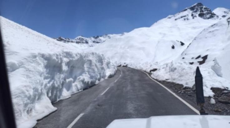 Kullu: Manali-Leh road closed for traffic due to fresh snowfall