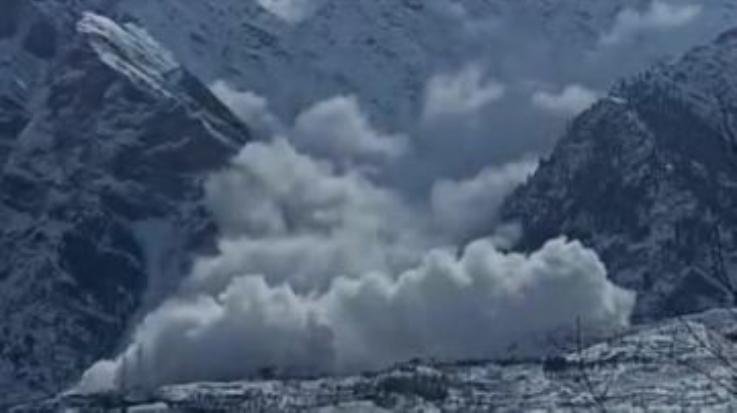  Keylong: Iceberg fell in Mayar, road blocked