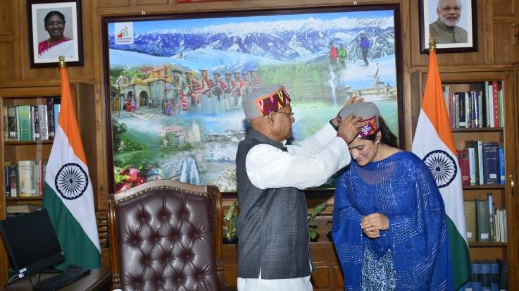 Governor honored mountaineer Baljit Kaur