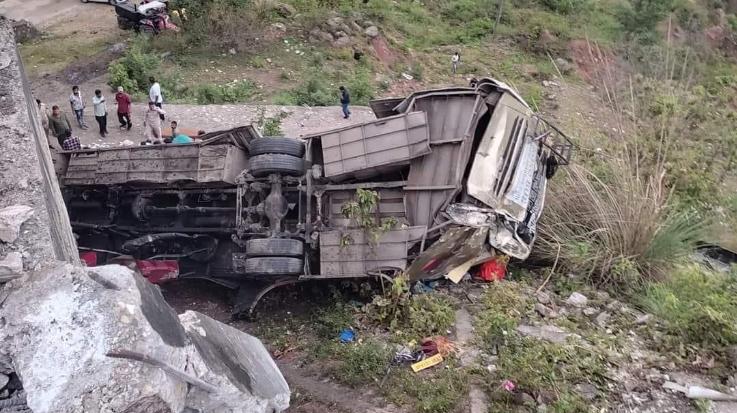 Srinagar: Bus going from Amritsar to Vaishno Devi fell into a gorge, 10 people died