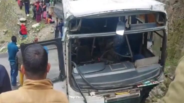 Shimla: The bus collided with the hill in Rohru, a big accident was averted due to the understanding of the driver. 444
