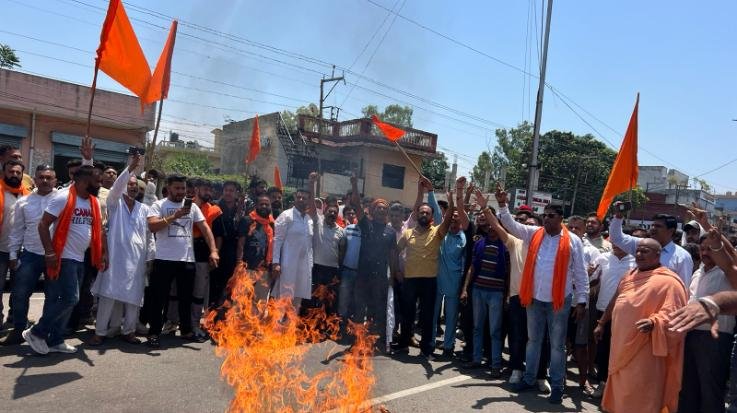 Maihatpur: Shiv devotees protest for making indecent remarks against Lord Shiva