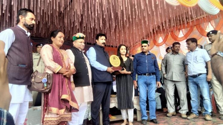 Sirmaur: Deputy Chief Minister honored Vanshika who came in merit in class 12th