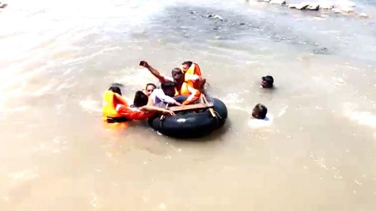 Paonta Sahib: People stranded in Giri flood at Puruwala; saved by the administration