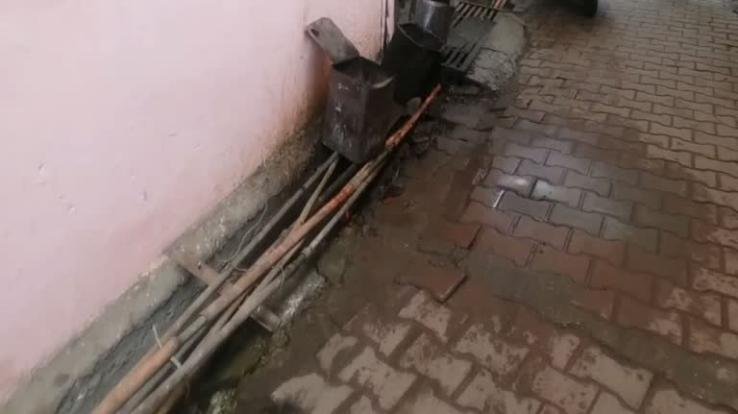 हमीरपुर: नालियो में बिछा जाल सफाई करने में आ रही दिक्कतें