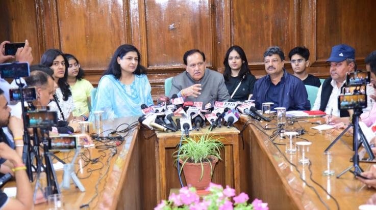 Protem Speaker learned about the legislative process from Vis Speaker Pathania 112