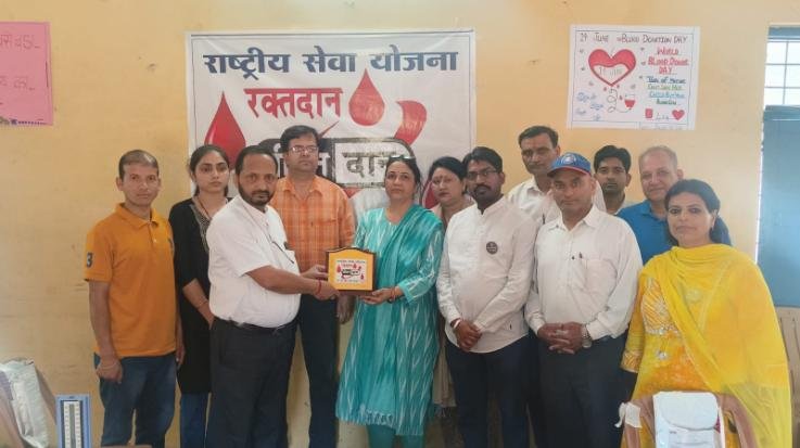  Sirmaur: Hemant Sharma donated blood for the 50th time and Dr. Anurag Gupta for the 23rd time.