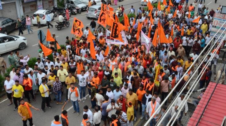 Hindu organizations protest in Una against doctor who made derogatory remarks on Lord Shiva