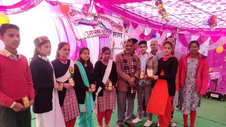 विधायक जीत राम कटवाल ने विद्यार्थियों को बाँटे पुरस्कार