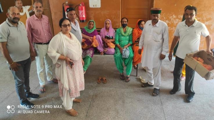 Jaswan-Paragpur: On the birthday of Rahul Gandhi, Congress workers distributed fruits in Dadasiba Hospital