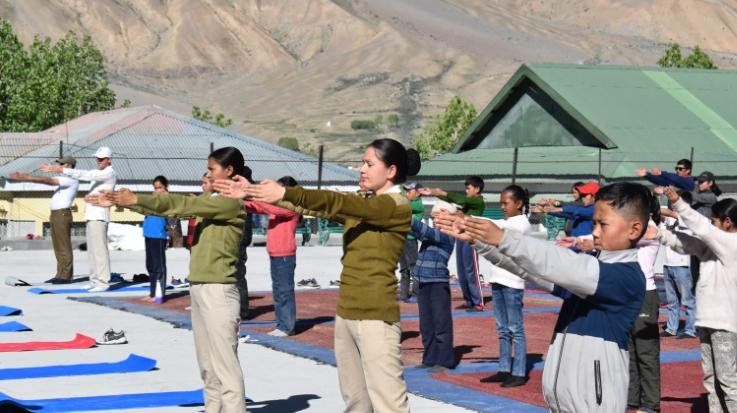11,980 फीट की ऊंचाई पर आइस हॉकी रिंक काजा में मनाया गया योग दिवस