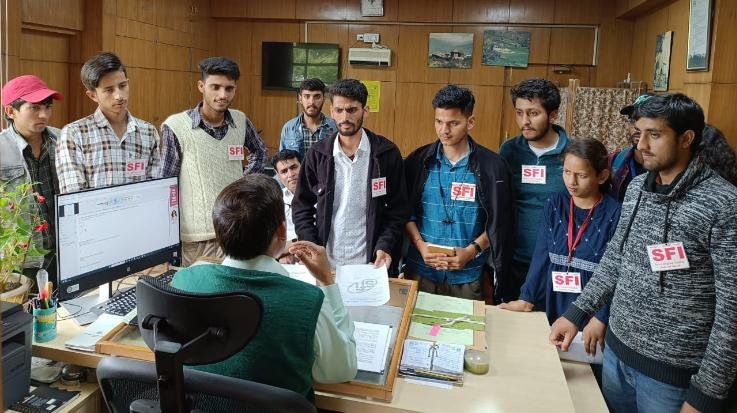 शिमला : एसएफआई ने पीजी के रिजल्ट को जल्द घोषित करने को लेकर सौंपा मांग पत्र