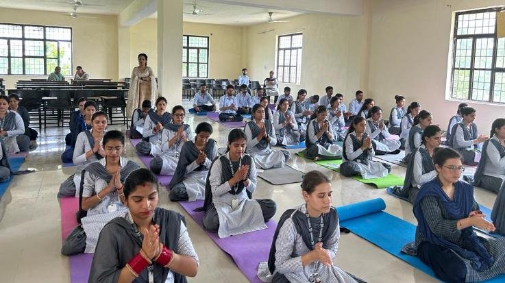  इन्दौरा : मिनर्वा कॉलेज ऑफ़ एजुकेशन में मनाया गया अन्तर्राष्ट्रीय योग दिवस 