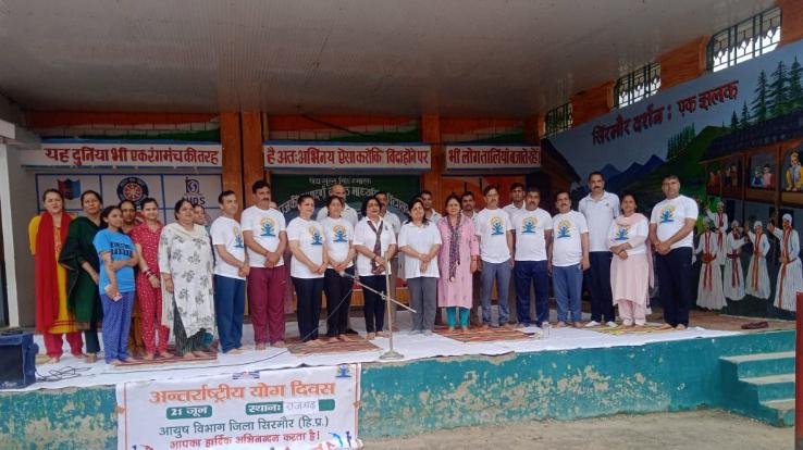 Rajgarh: Local people including school children did yoga on International Yoga Day