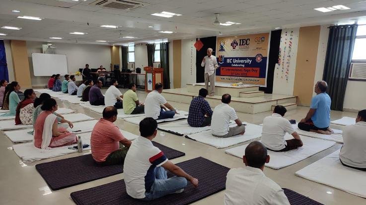 आईईसी यूनिवर्सिटी में किया नौवें अंतर्राष्ट्रीय योग दिवस का आयोजन