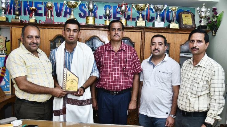 घुमारवीं : वायुसेना में फ्लाइंग अफसर बने अनमोल का मिनर्वा स्कूल में भव्य स्वागत