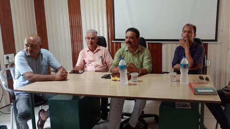 इन्दौरा : विधायक मलेंद्र राजन ने अधिकारियों से बैठक कर, रिक्त पदों की जानकारी ली