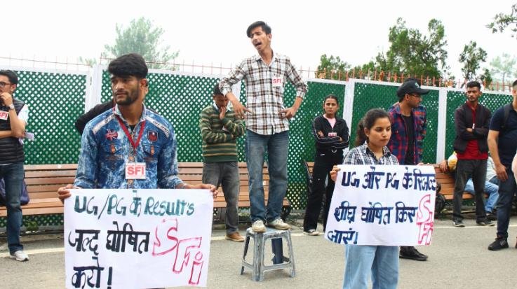 शिमला : एसएफआई ने छात्र मांगों को लेकर पिंक पैटल पर किया धरना प्रदर्शन