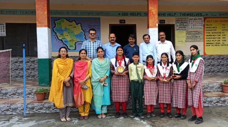 सिरमौर : छोग टाली विद्यालय की गुंजन व आरूषि ने पाया द्वितीय पुरस्कार 